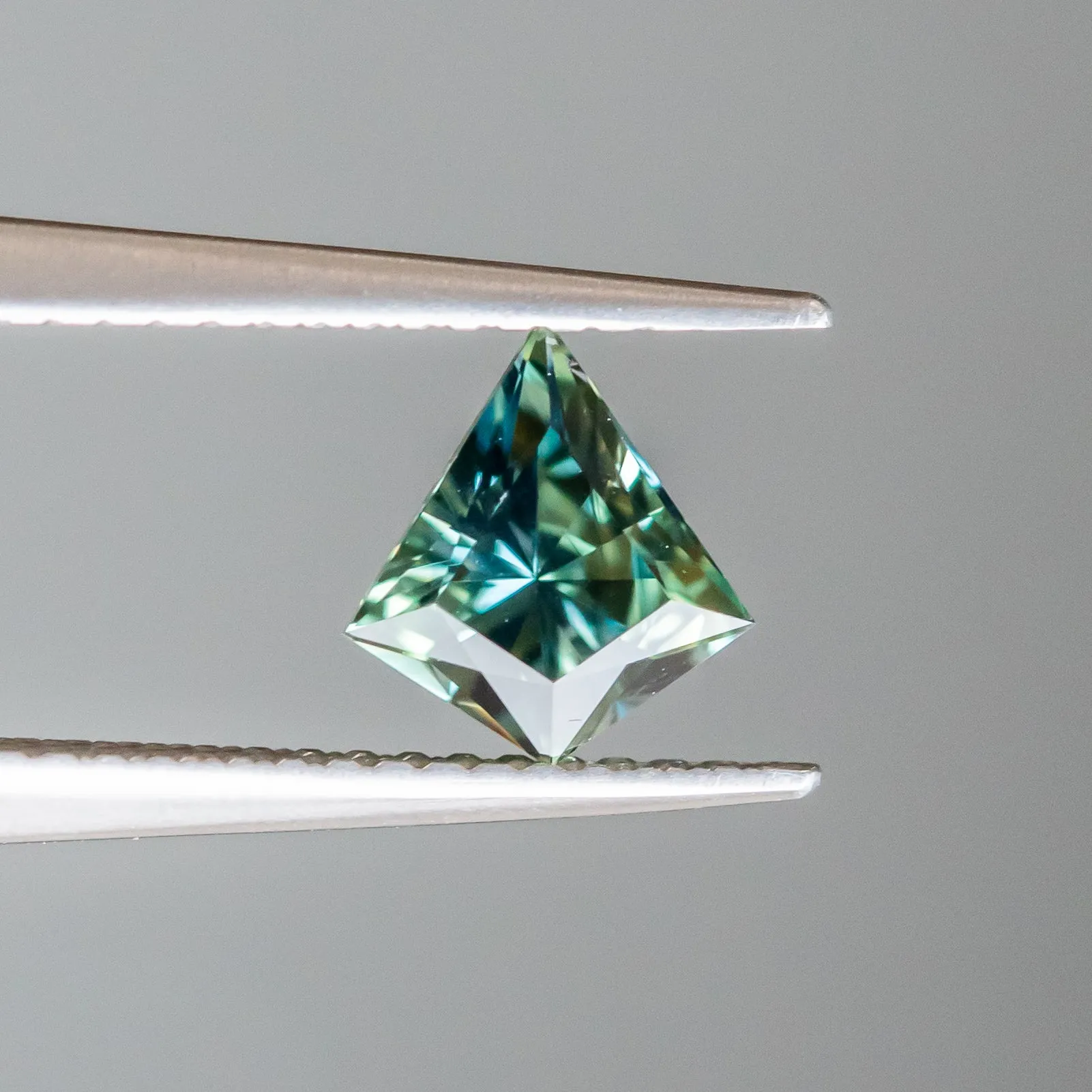 0.95CT KITE MADAGASCAR SAPPHIRE, GREEN TEAL, 7.42X6.80X3.66MM, UNTREATED