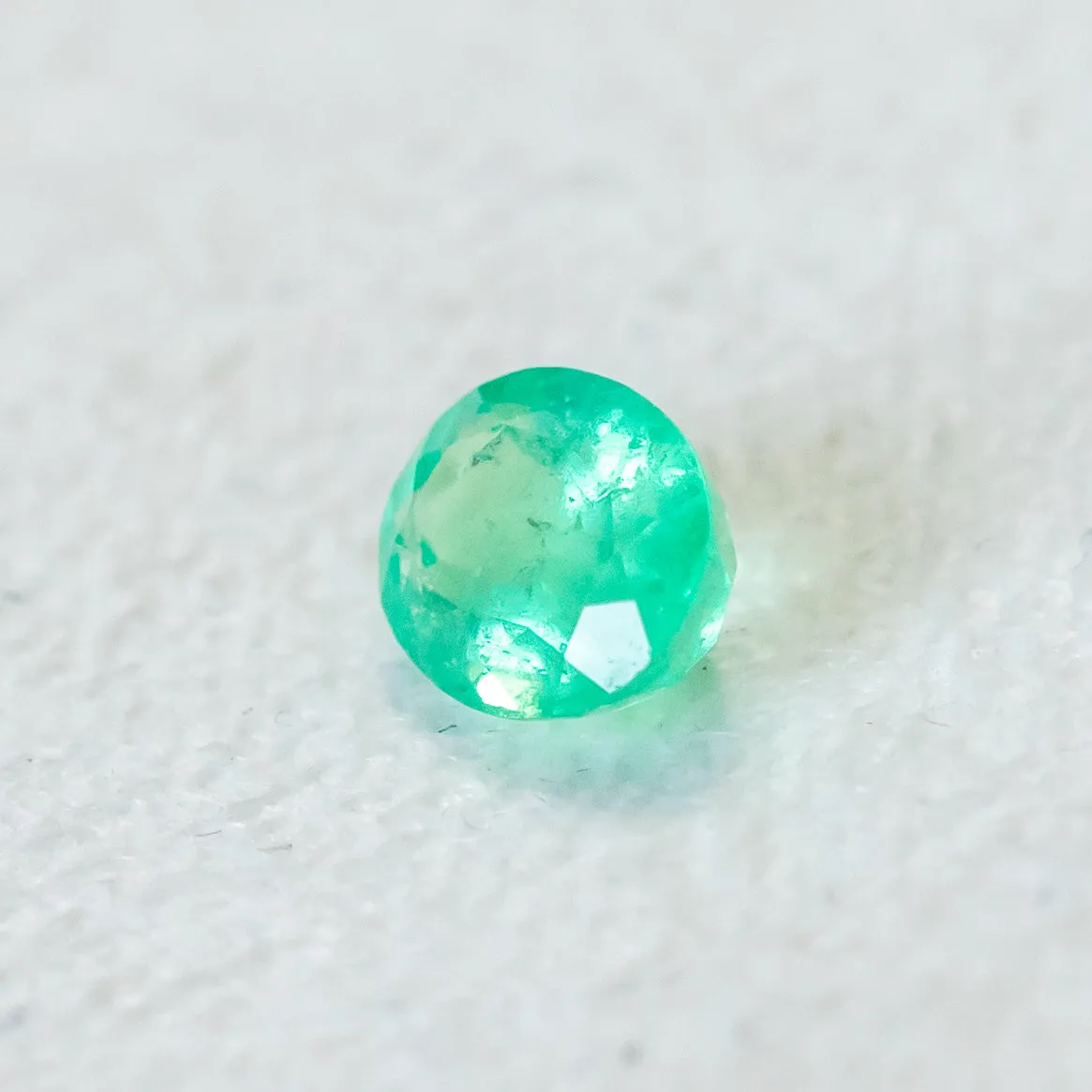 1.29CT OVAL BRILLIANT ZAMBIAN EMERALD, NEON GREEN, 8X6MM