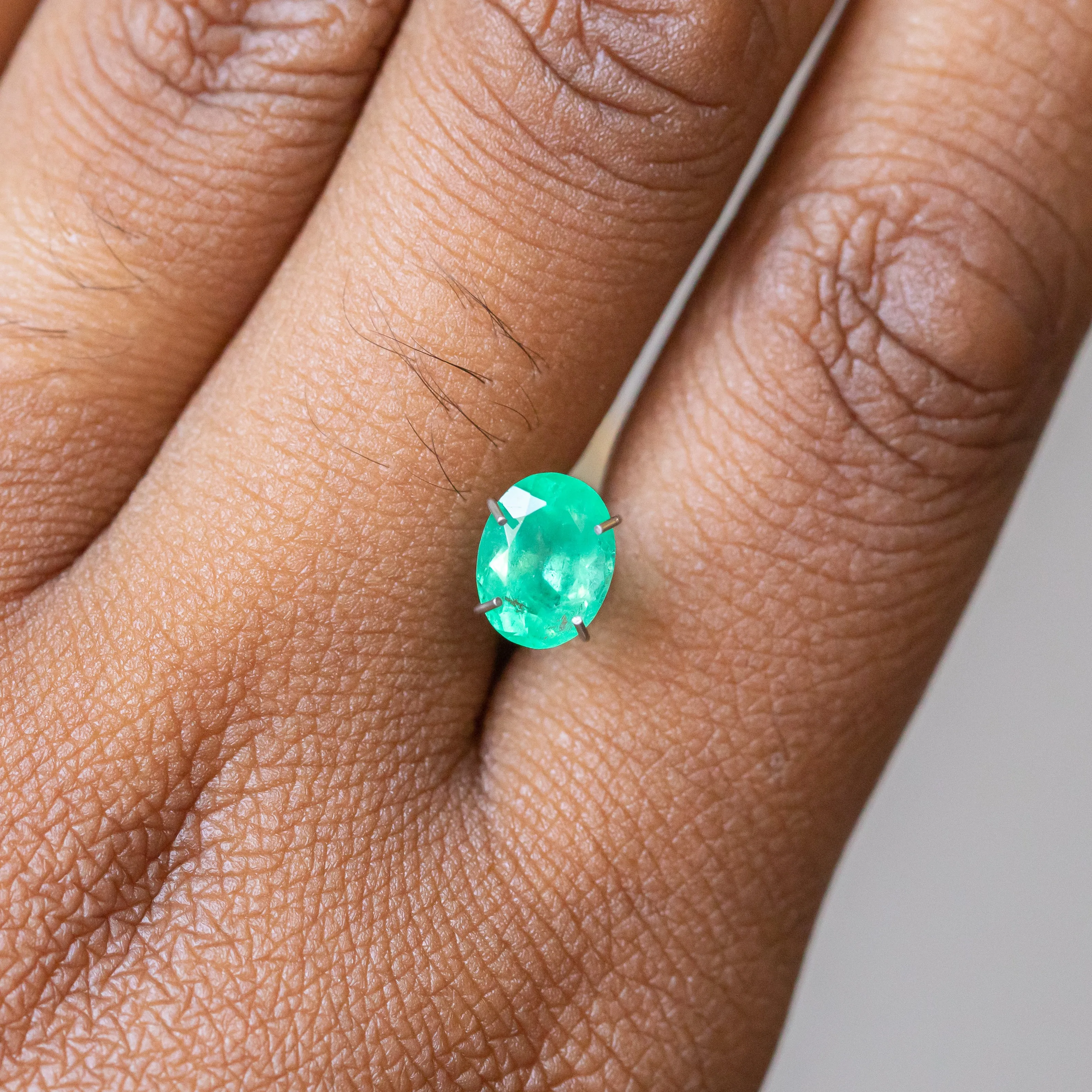 1.29CT OVAL BRILLIANT ZAMBIAN EMERALD, NEON GREEN, 8X6MM