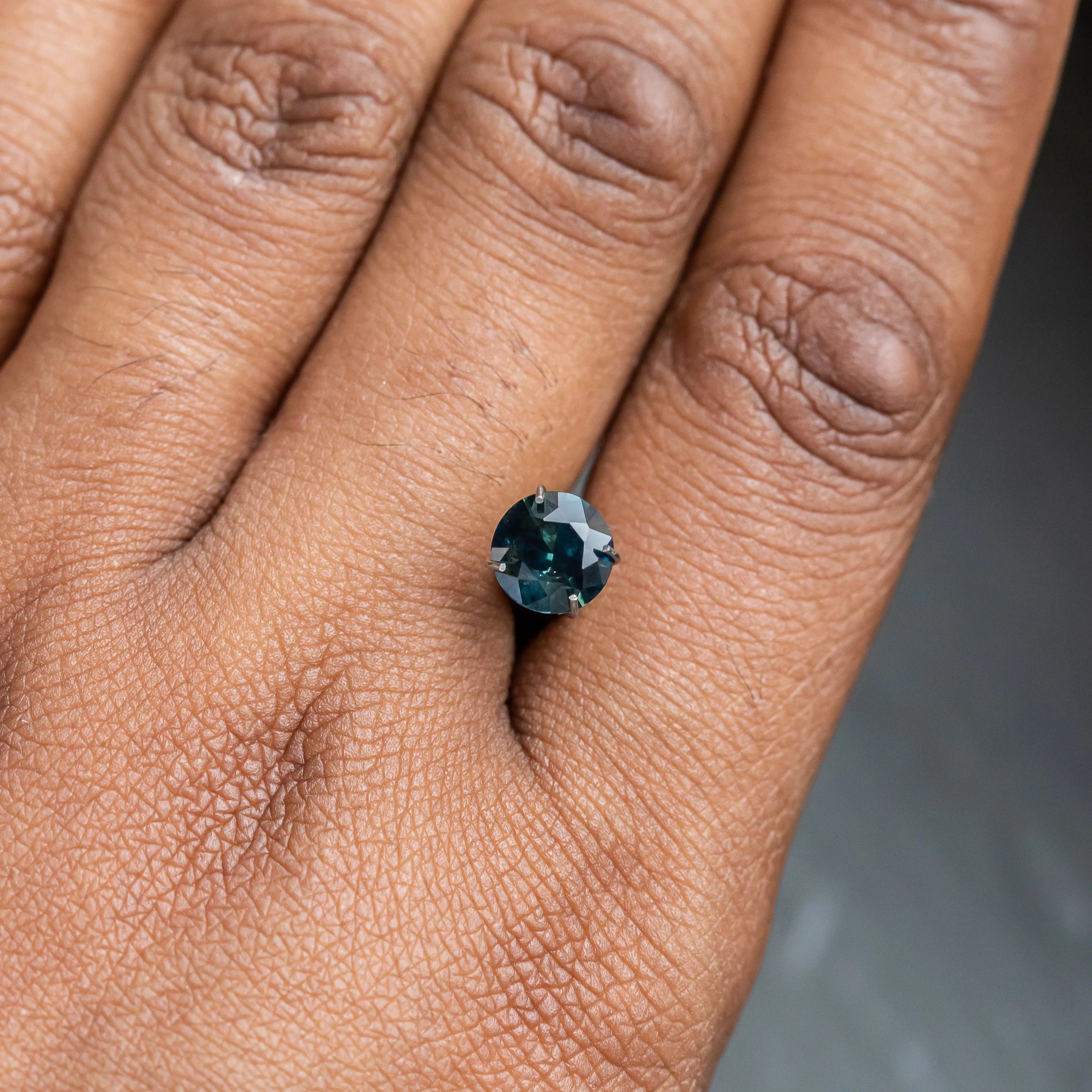 1.59CT ROUND NIGERIAN SAPPHIRE, DEEP TEAL WITH PARTI GREEN, 7.00X4.34MM, UNTREATED