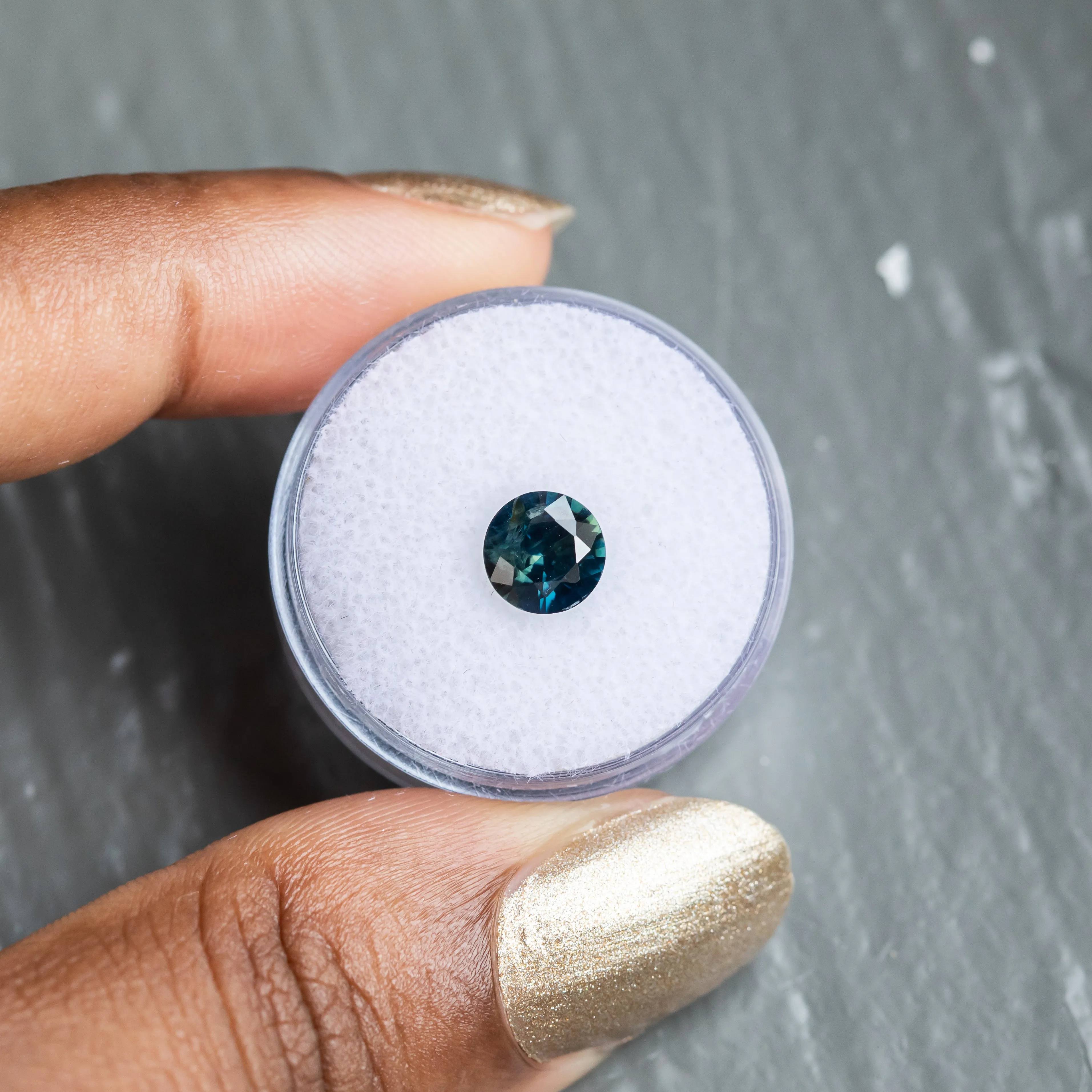 1.59CT ROUND NIGERIAN SAPPHIRE, DEEP TEAL WITH PARTI GREEN, 7.00X4.34MM, UNTREATED