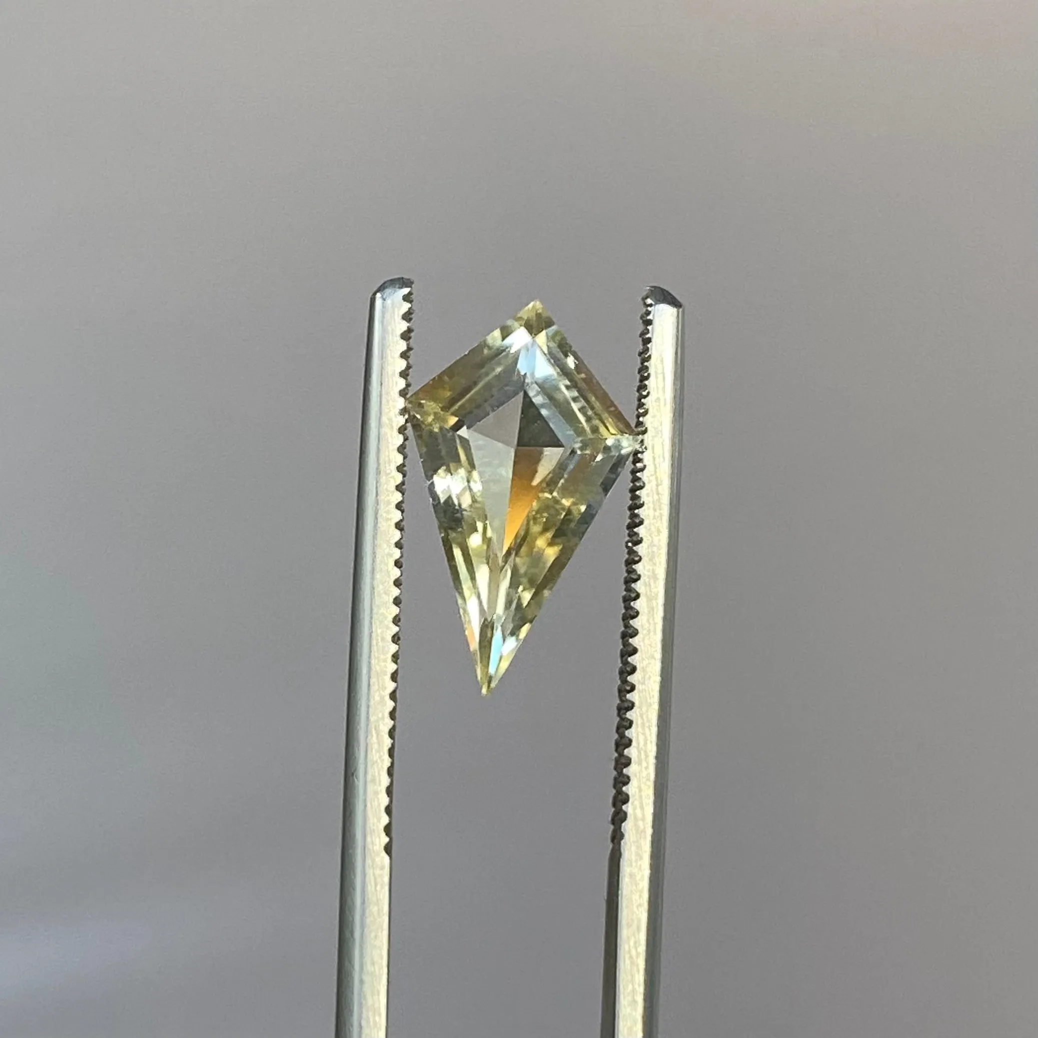 2.69CT KITE MADAGASCAR SAPPHIRE, BICOLOR YELLOW WHITE, 14.24X8.47X4.1MM