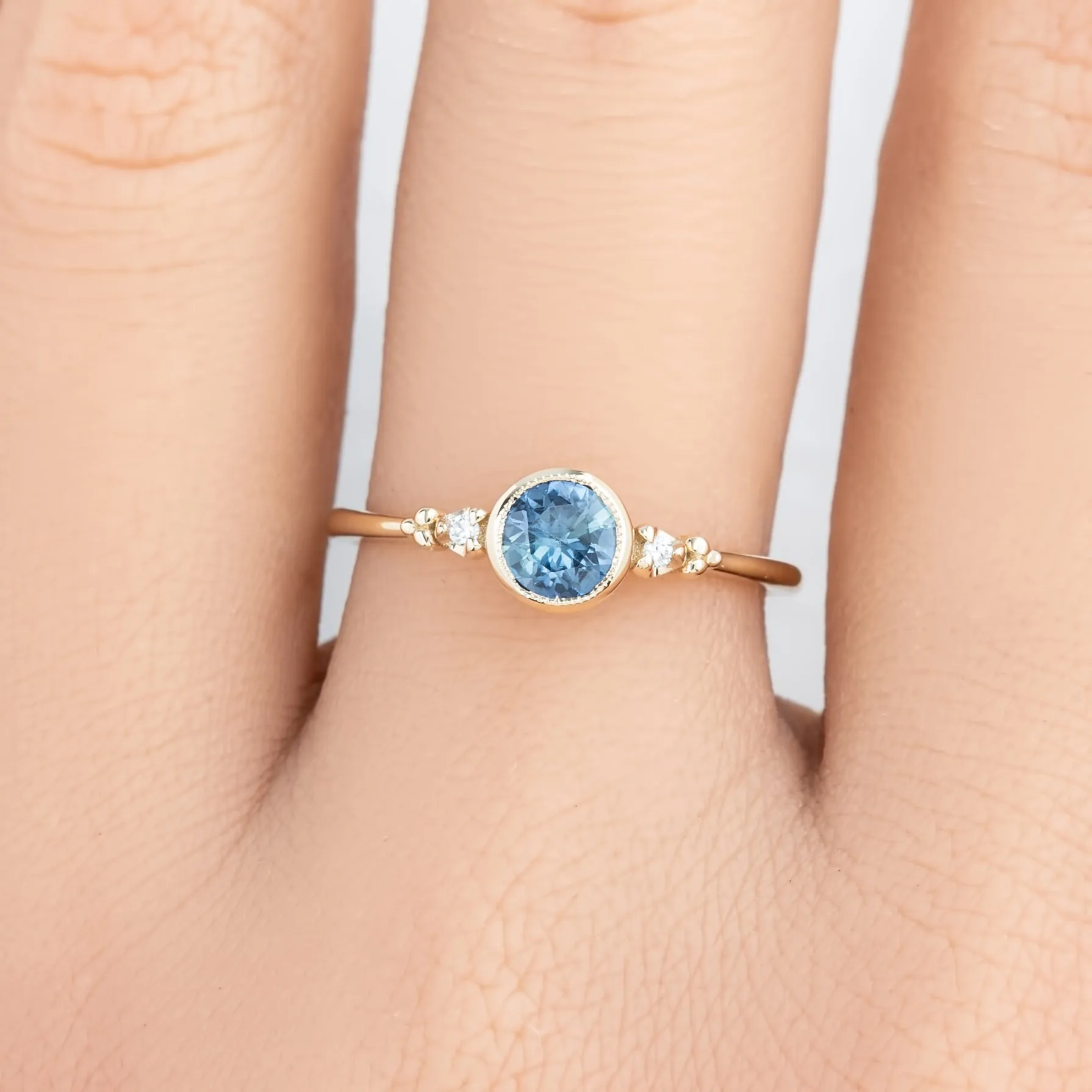 Estel Ring 5mm 0.55ct Blue Tunduru Sapphire 14K Gold