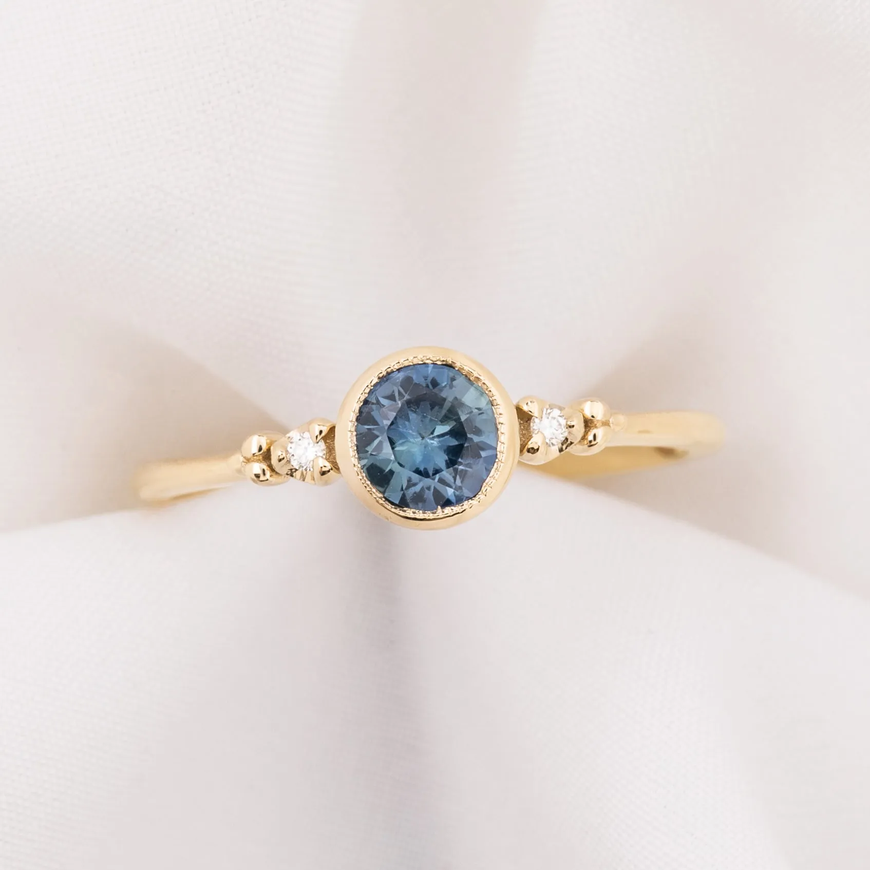 Estel Ring 5mm 0.55ct Blue Tunduru Sapphire 14K Gold