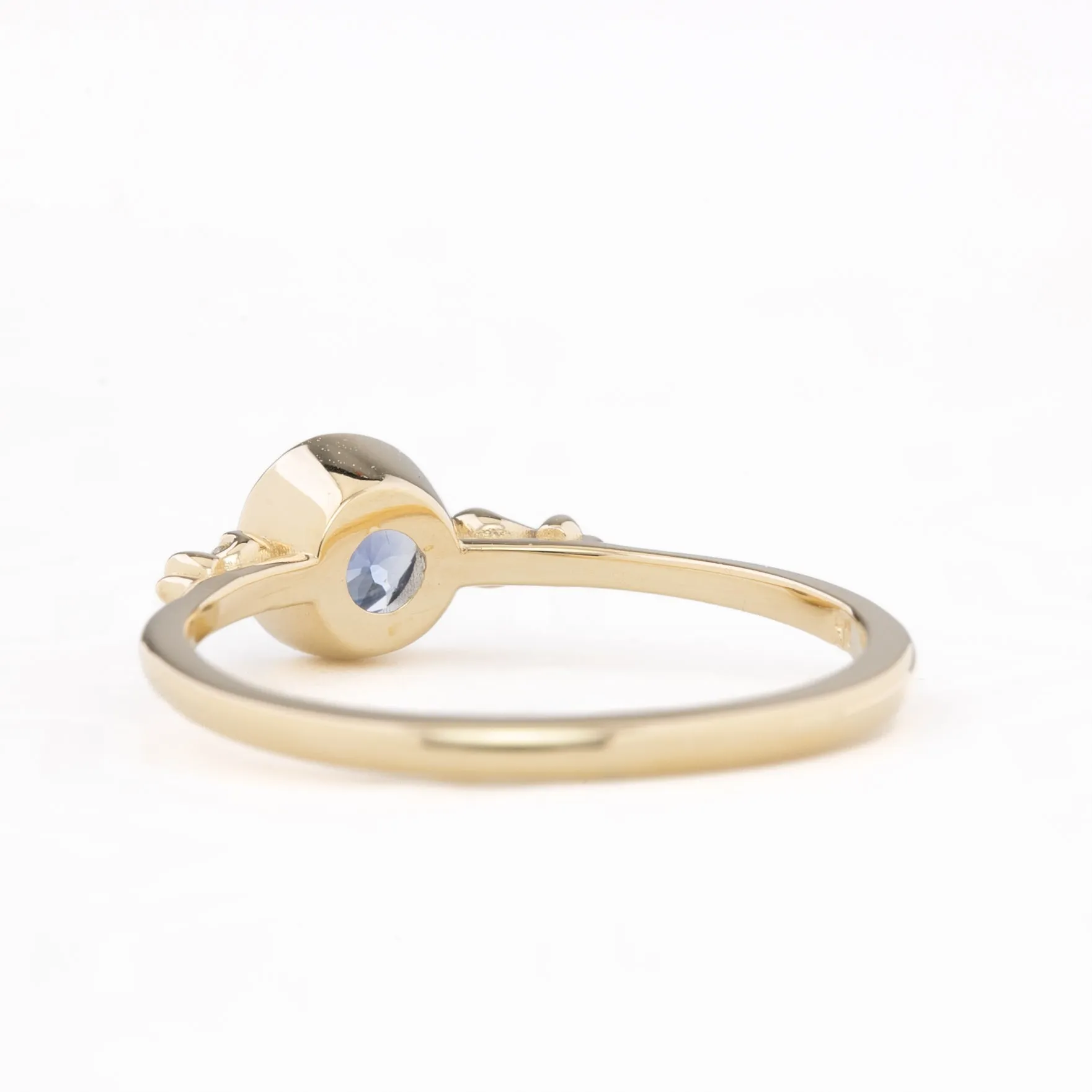 Estel Ring 5mm 0.55ct Blue Tunduru Sapphire 14K Gold