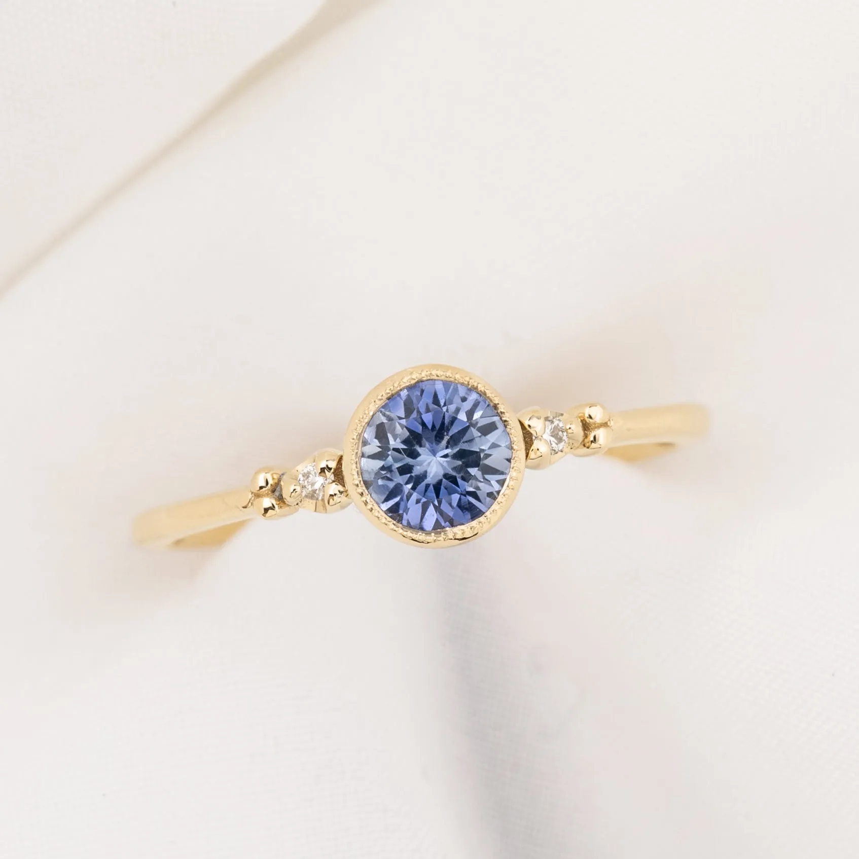 Estel Ring 5mm 0.55ct Blue Tunduru Sapphire 14K Gold